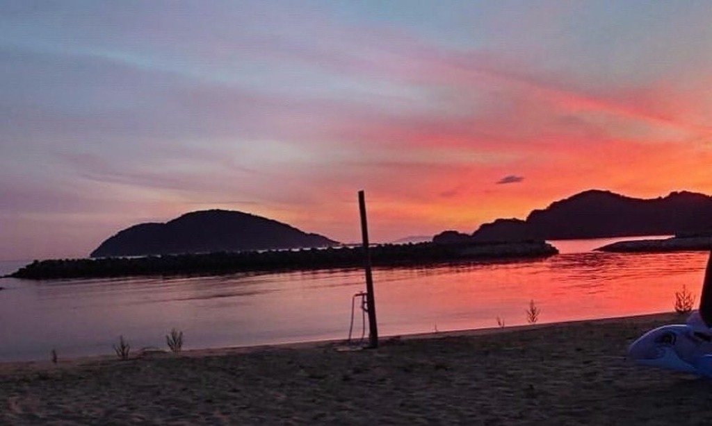 興居島の鮮やかな夕暮れ