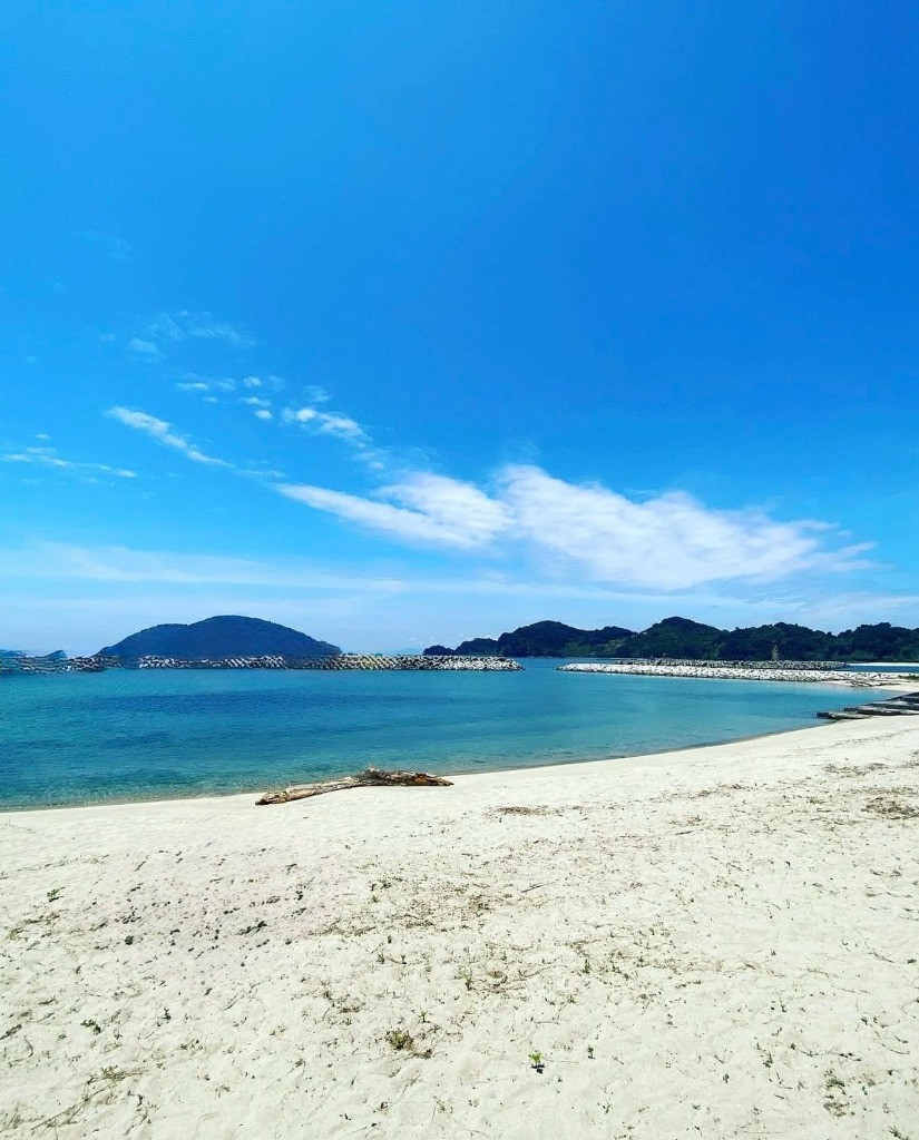 興居島の青い海と砂浜