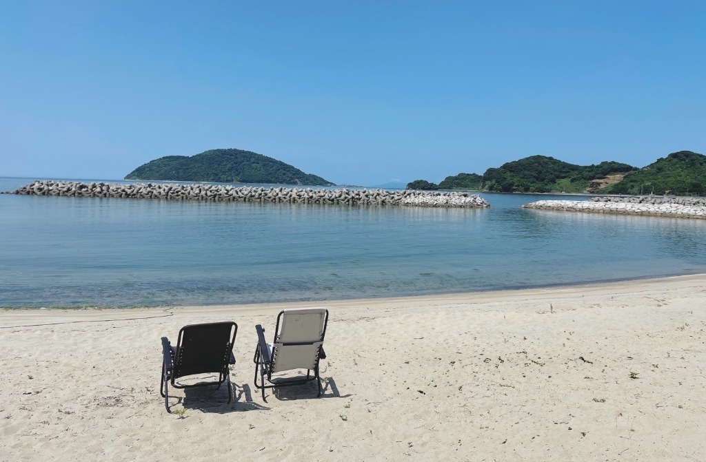 砂浜のビーチチェアと青い海